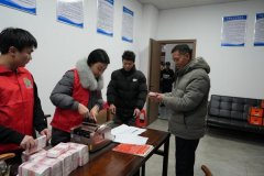 成群的工人连续走进”的工场